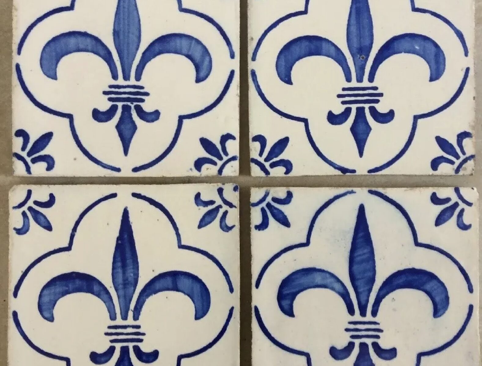 4 CARREAUX DESVRES ANCIENS FLEUR DE LYS